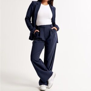 Abercrombie & Fitch Sloane Tailored Wide Leg Pant in Navy Blue
